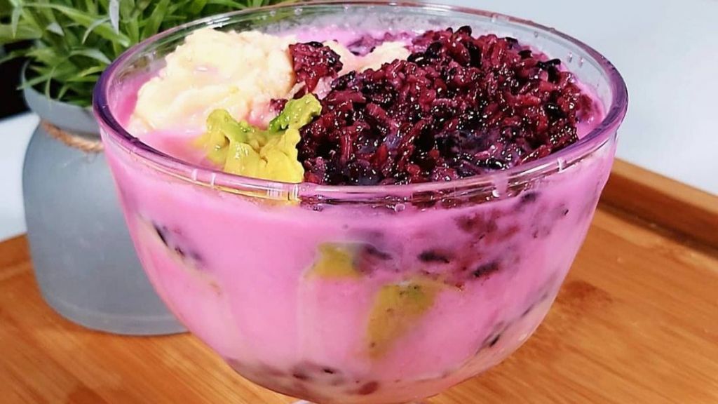 Menikmati Es Doger, Kombinasi Dingin, Manis, Segar, dan Lezat