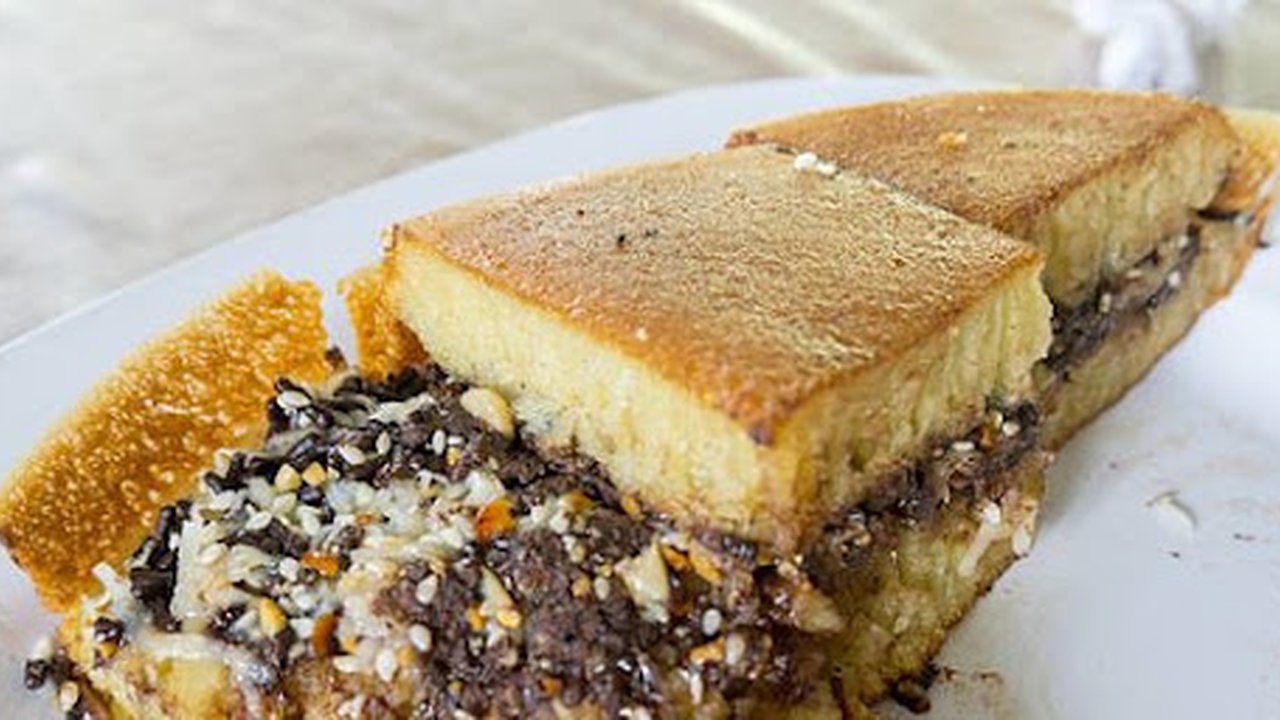 Martabak Manis: Kudapan Tradisional dengan Cita Rasa Otentik