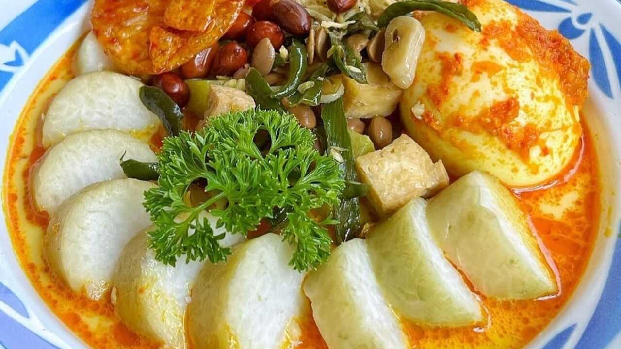 Lontong sebagai Menu Utama dalam Berbagai Tradisi Nusantara